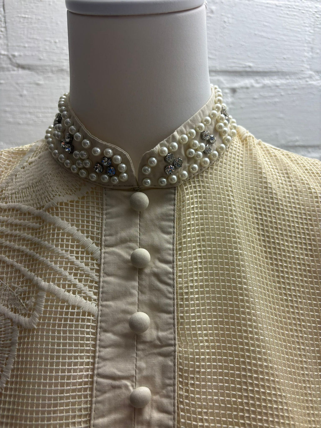 Kleid mit Perlenkragen und grober Spitze