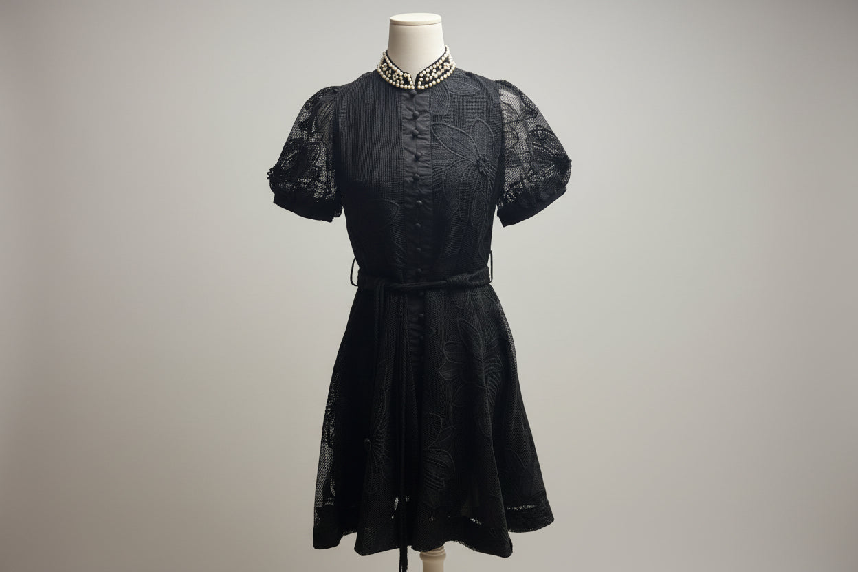Kleid mit Perlenkragen und grober Spitze