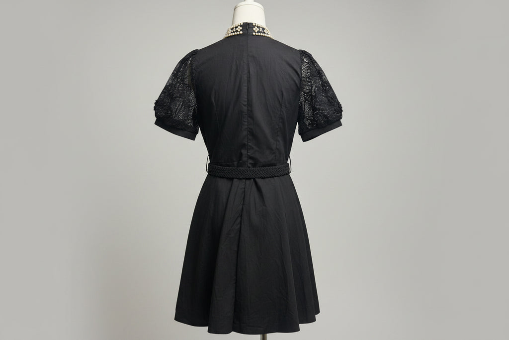 Kleid mit Perlenkragen und grober Spitze