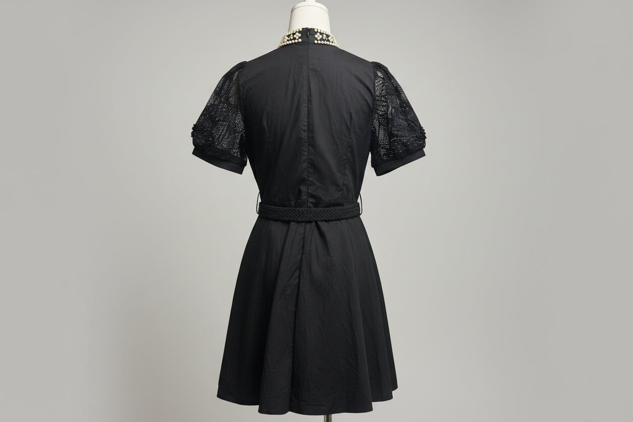 Kleid mit Perlenkragen und grober Spitze
