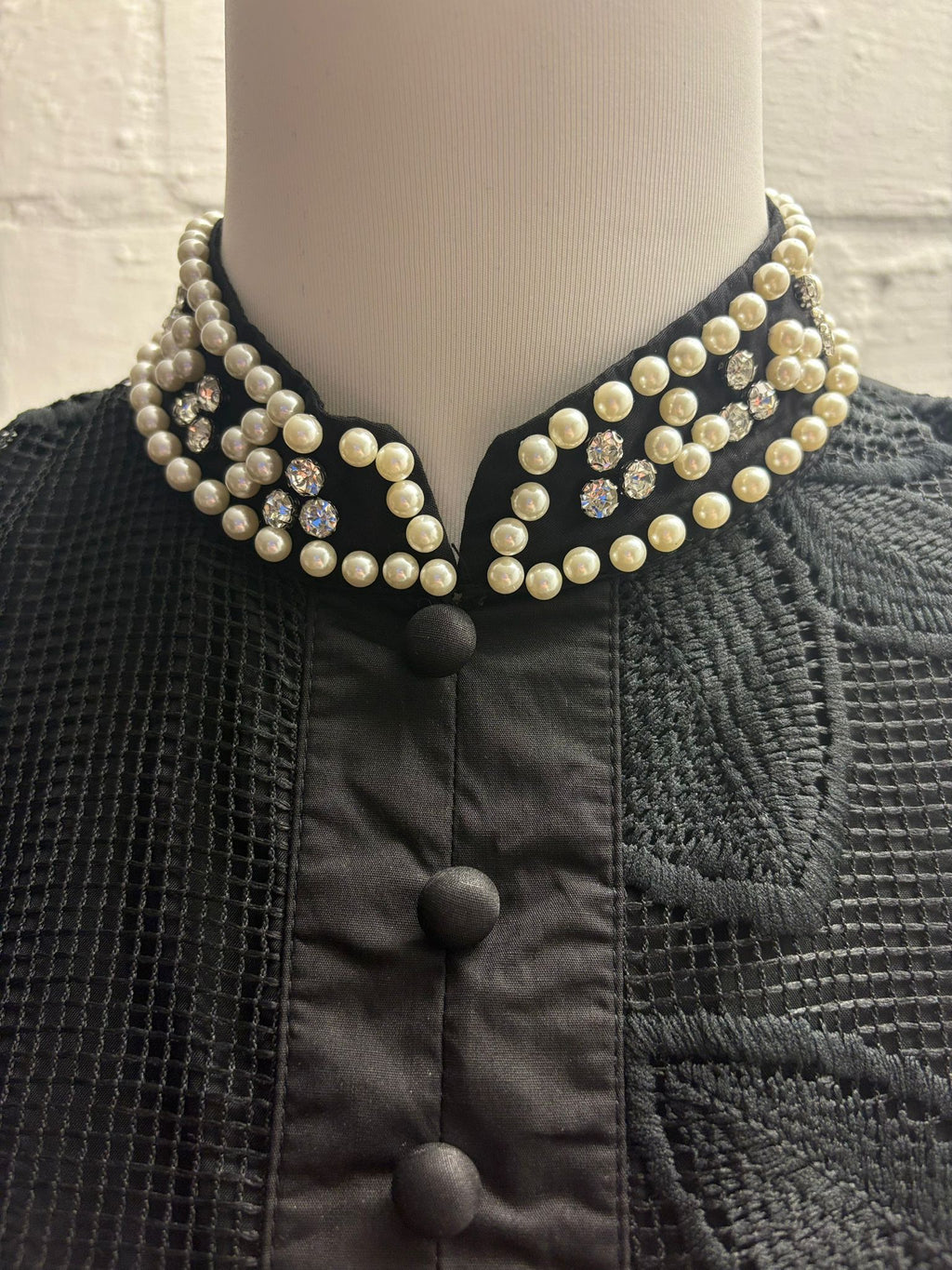 Kleid mit Perlenkragen und grober Spitze