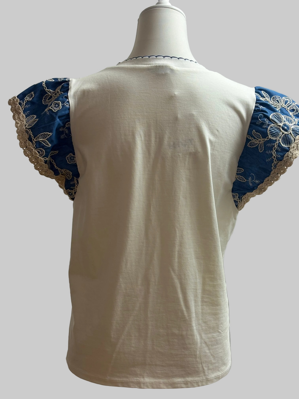 T-Shirt mit ausgefallenen Ärmeln