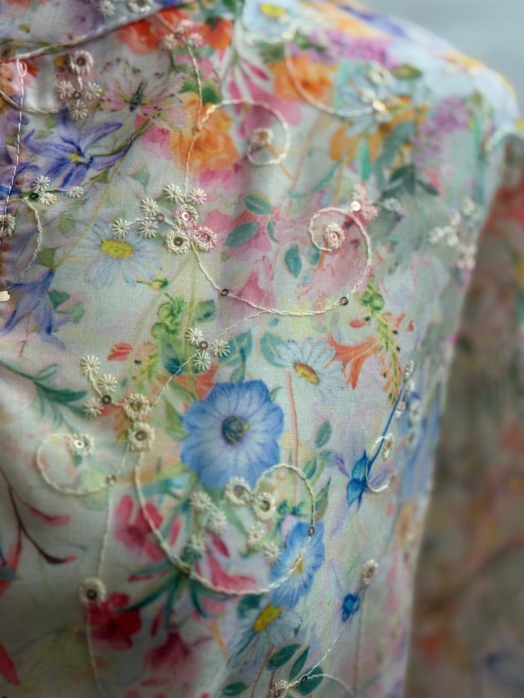 Bluse im Blumenmuster mit Stickereien & Pailletten
