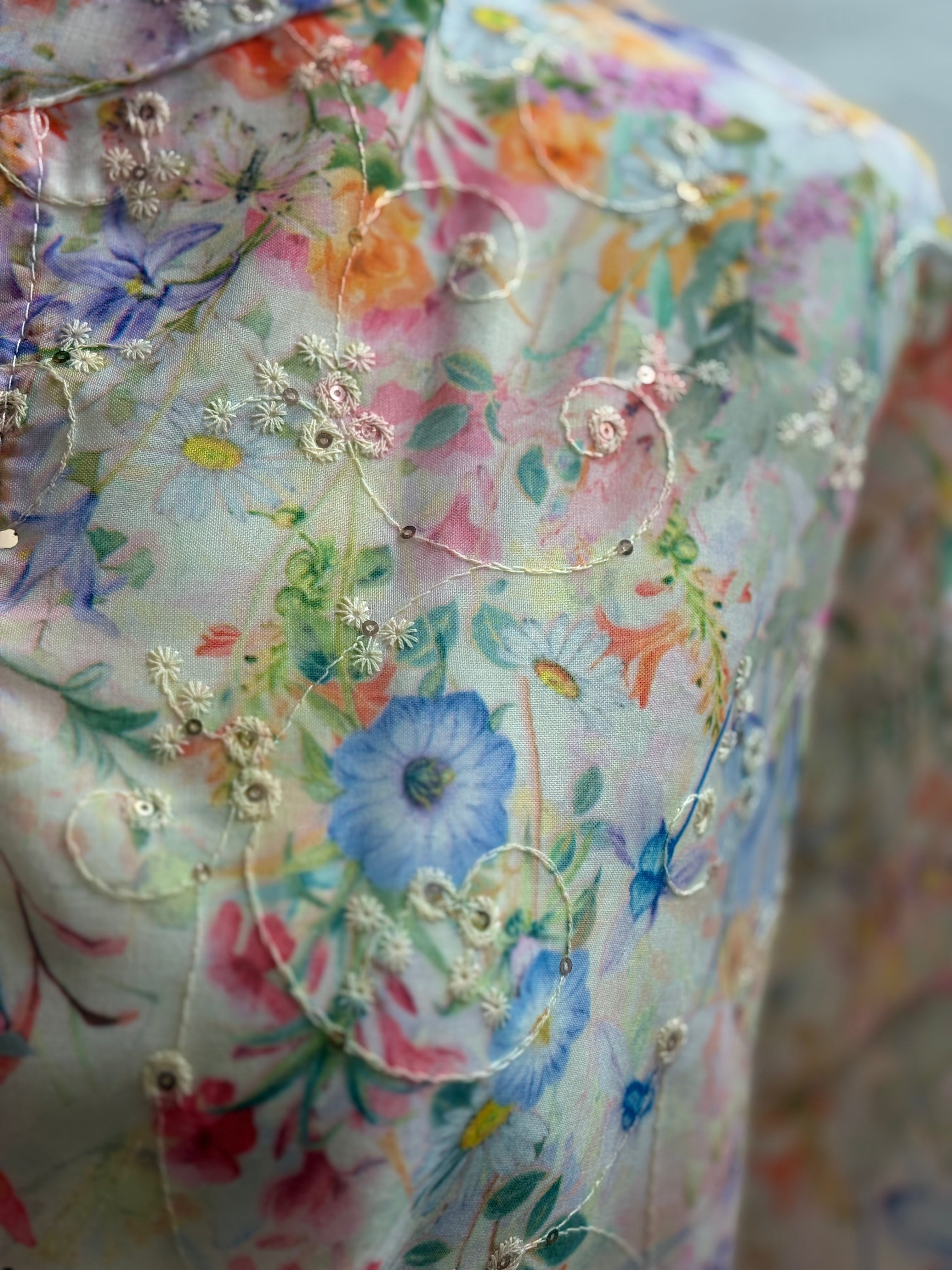 Bluse im Blumenmuster mit Stickereien & Pailletten