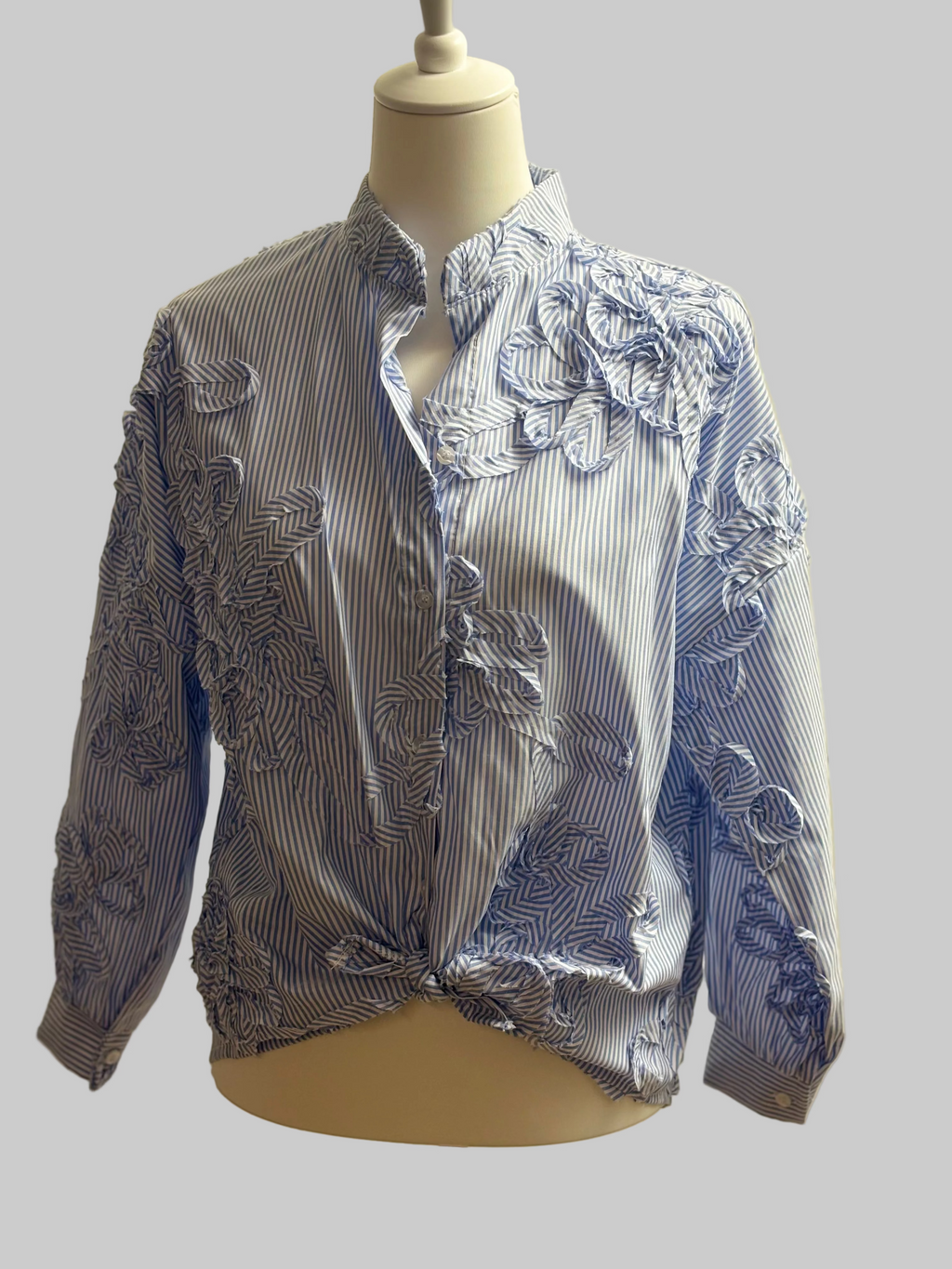 Bluse im Streifenmuster mit Blumenapplikation & Stehkragen