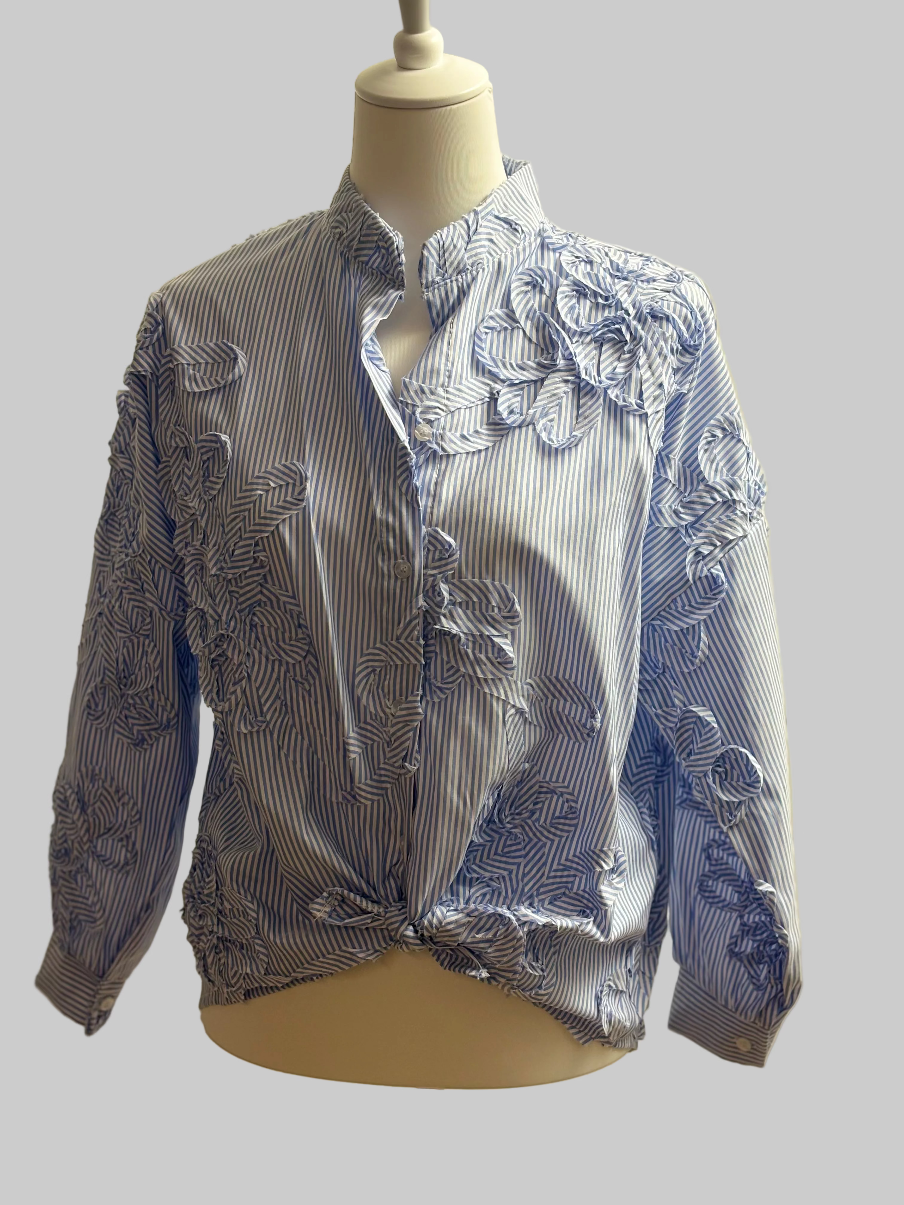 Bluse im Streifenmuster mit Blumenapplikation & Stehkragen