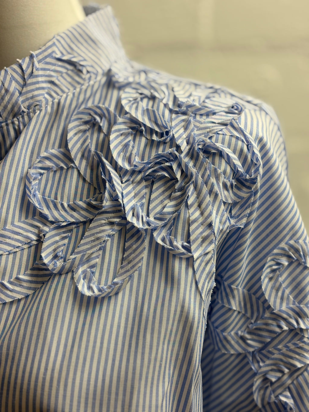 Bluse im Streifenmuster mit Blumenapplikation & Stehkragen