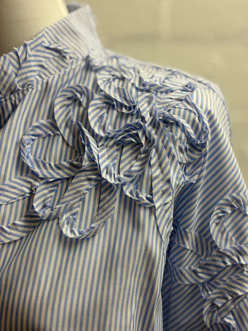Bluse im Streifenmuster mit Blumenapplikation & Stehkragen
