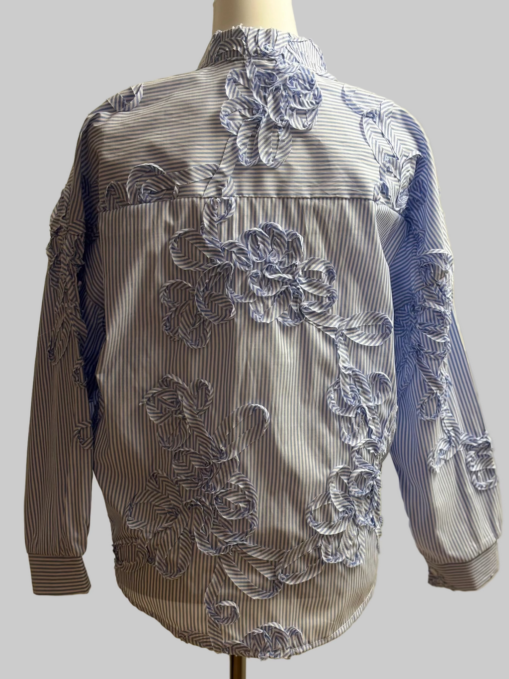 Bluse im Streifenmuster mit Blumenapplikation & Stehkragen