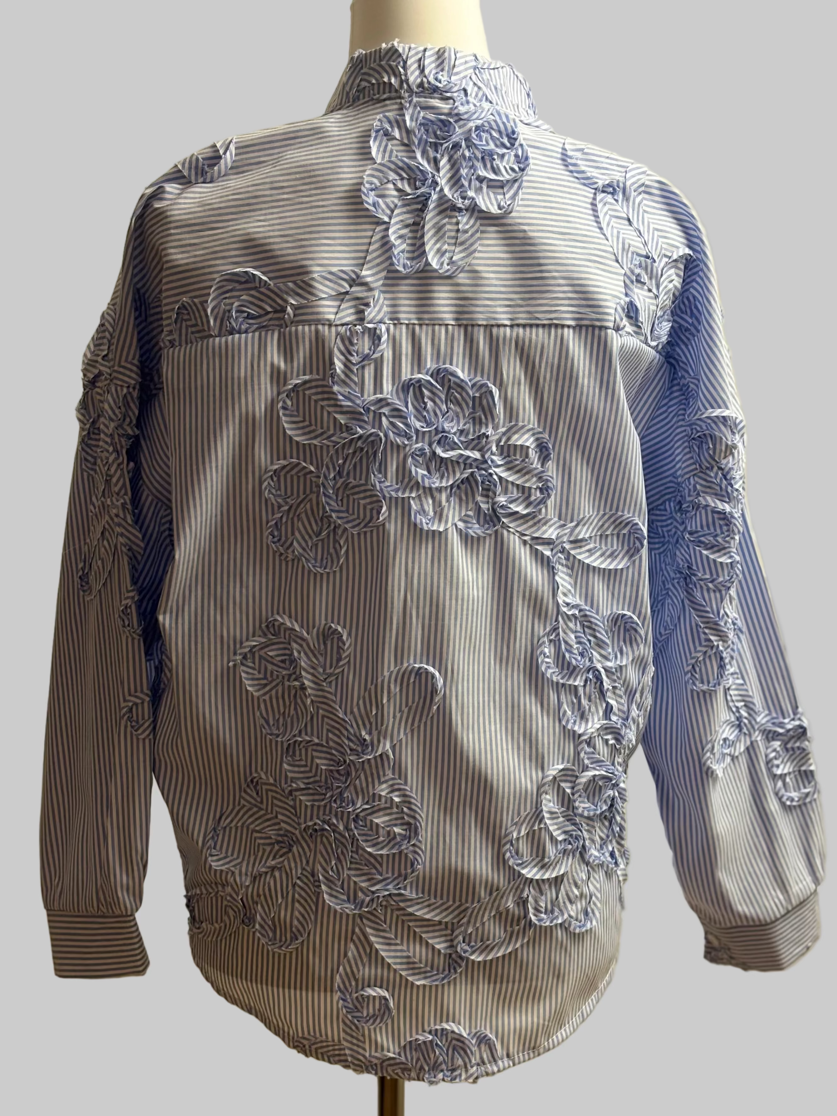 Bluse im Streifenmuster mit Blumenapplikation & Stehkragen