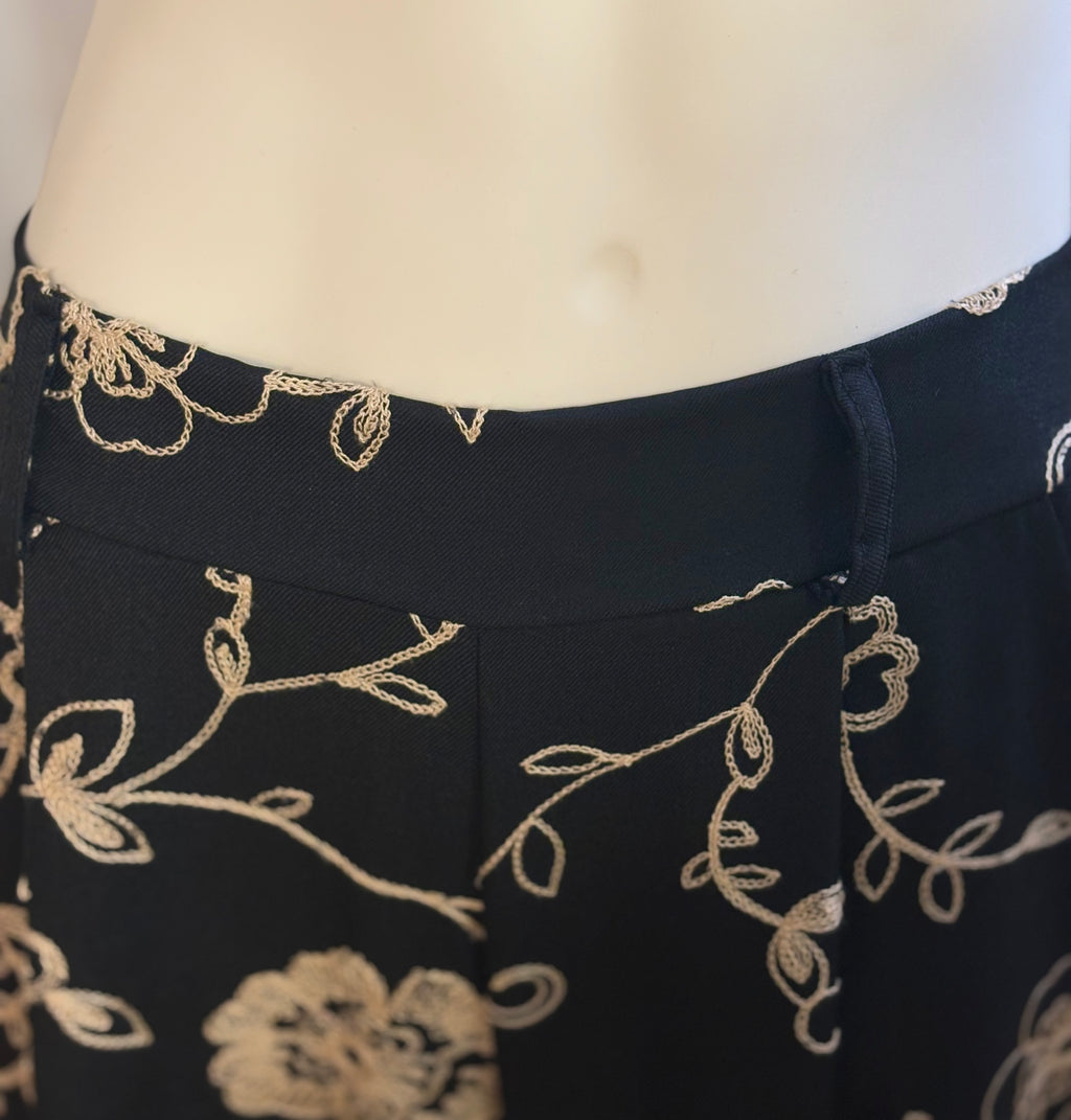 Zweiteiler: Weste mit Bindegürtel und weiter Hose