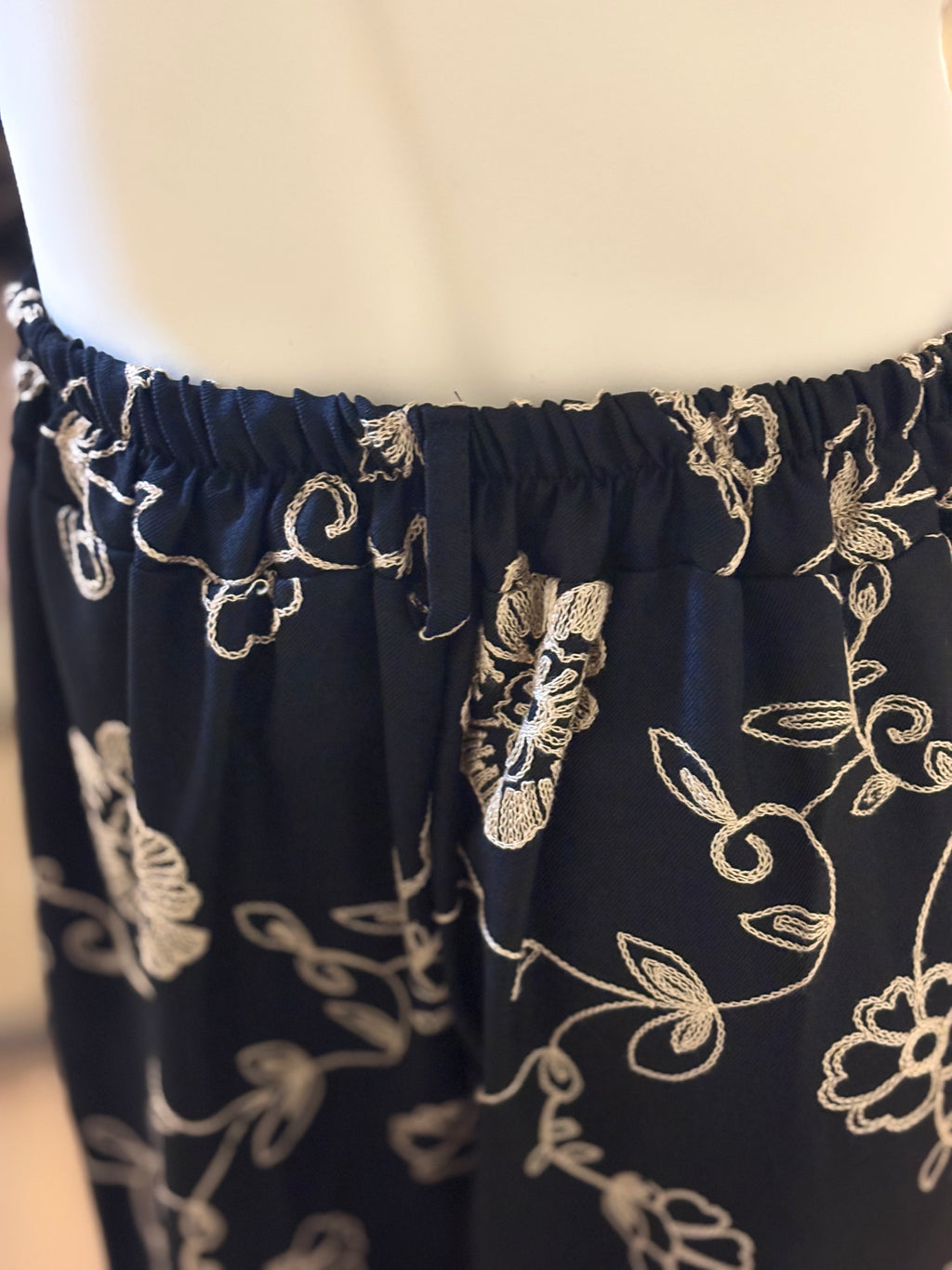 Zweiteiler: Weste mit Bindegürtel und weiter Hose