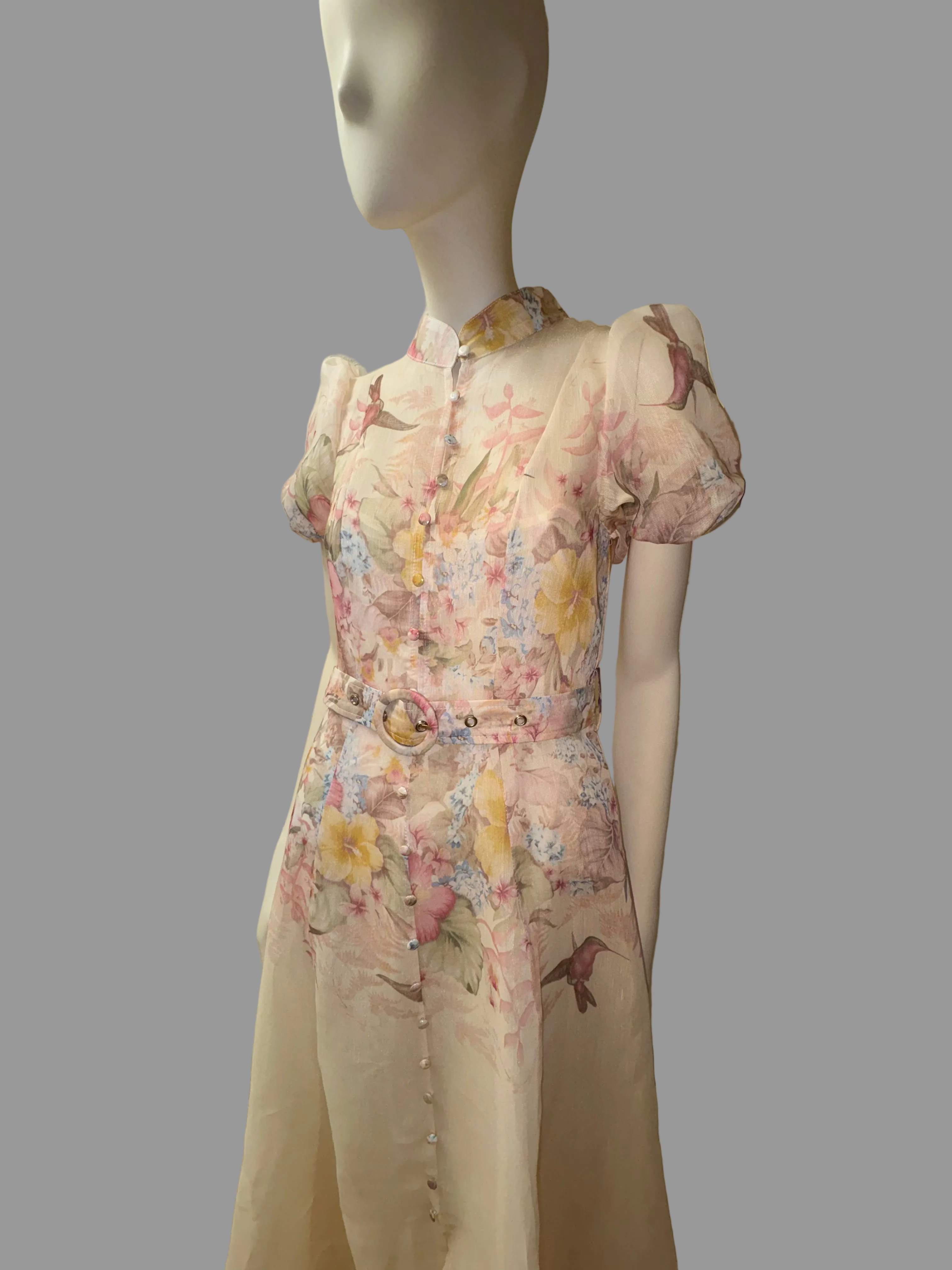 Kleid mit Gürtel und Zierknöpfen