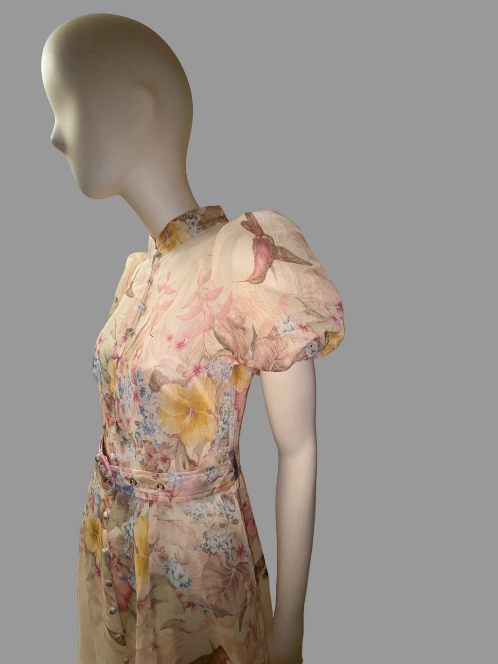 Kleid mit Gürtel und Zierknöpfen