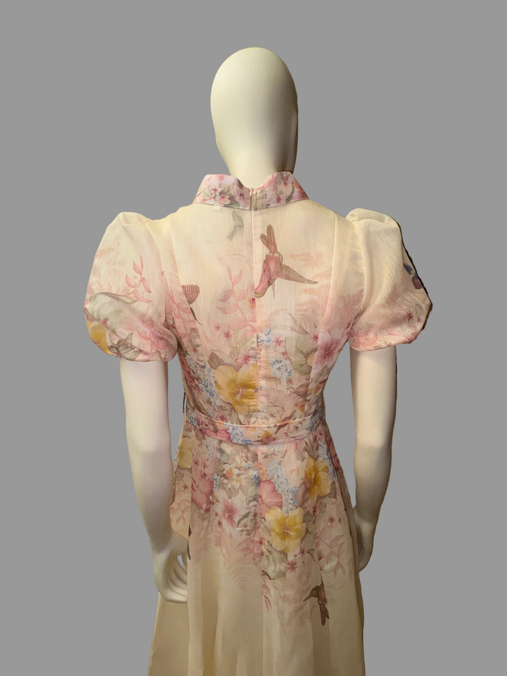 Kleid mit Gürtel und Zierknöpfen
