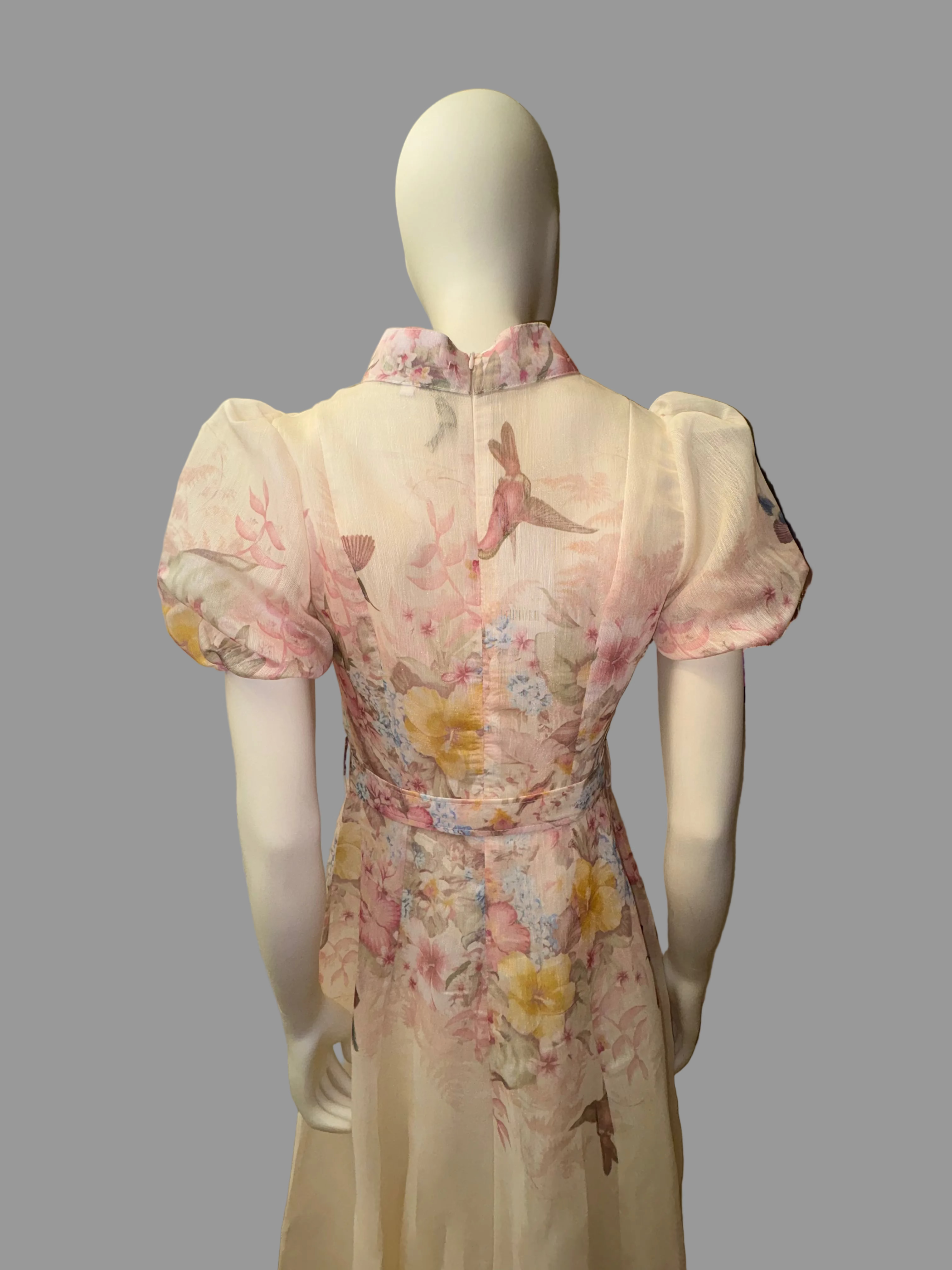Kleid mit Gürtel und Zierknöpfen
