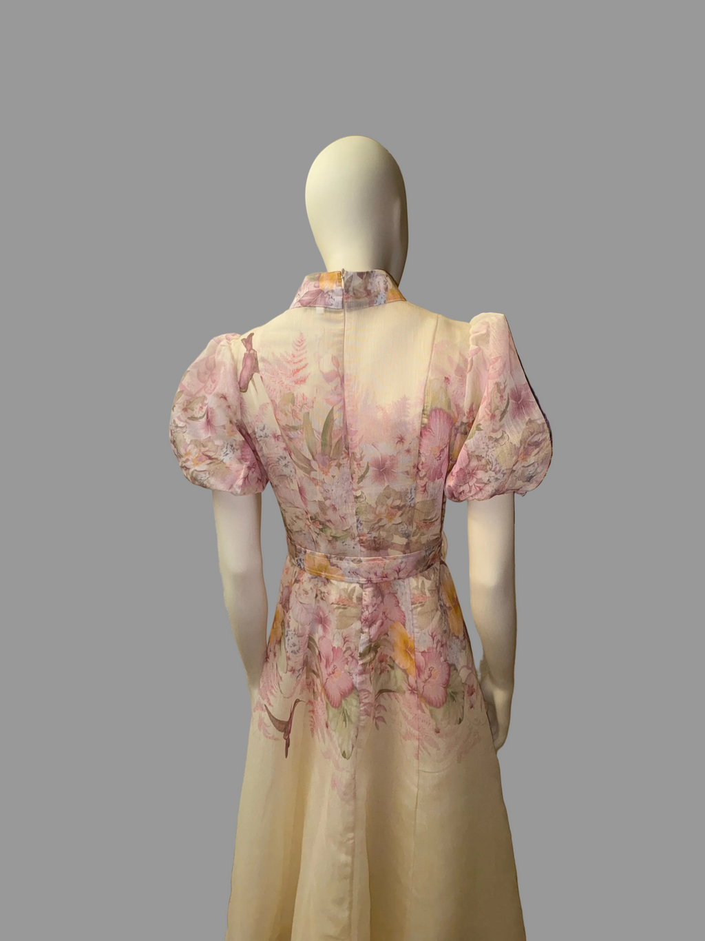 Kleid mit Gürtel und Zierknöpfen