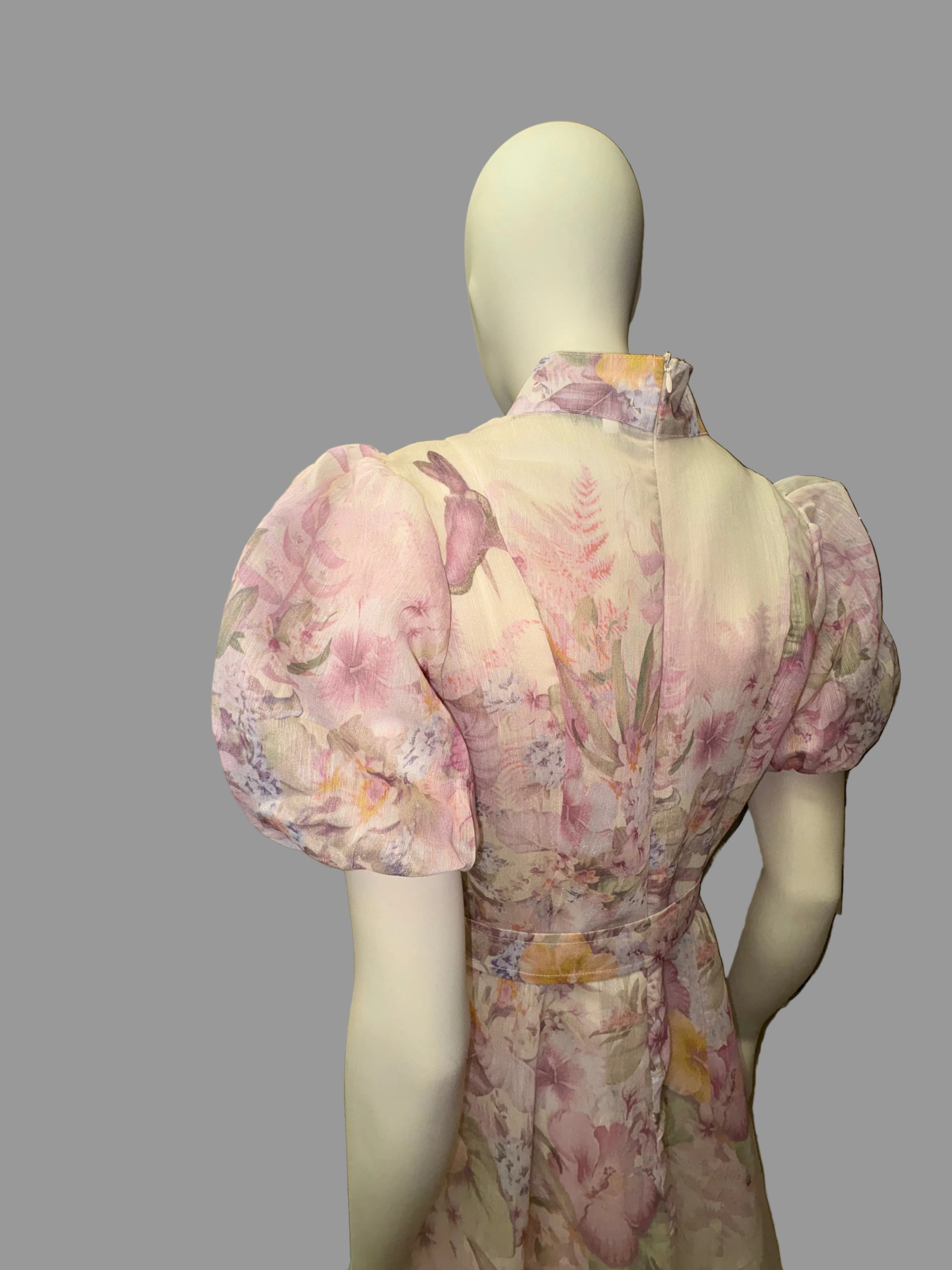 Kleid mit Gürtel und Zierknöpfen