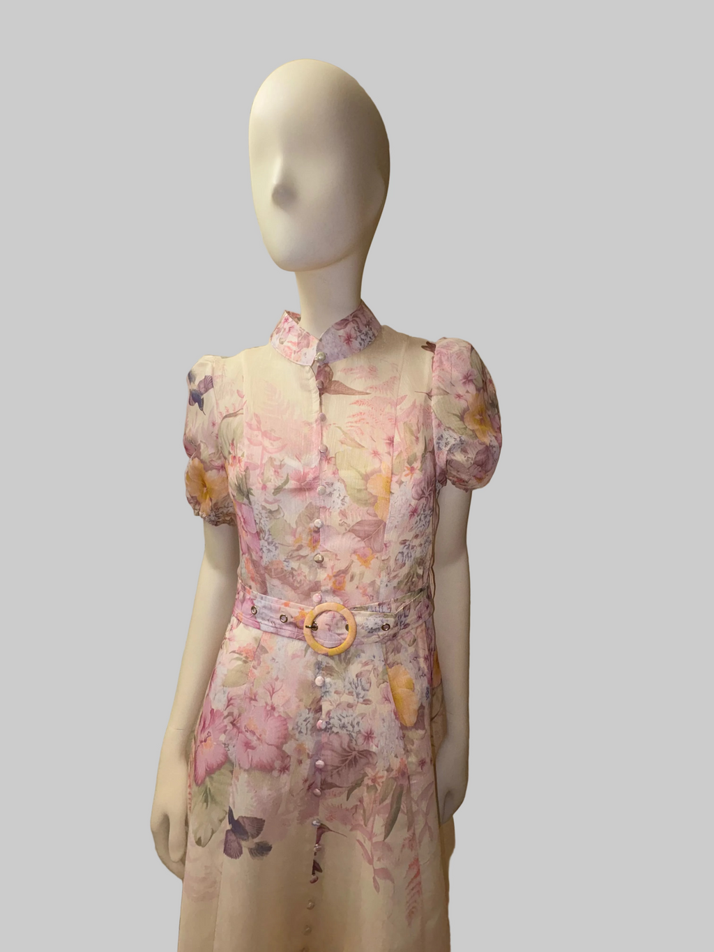 Kleid mit Gürtel und Zierknöpfen