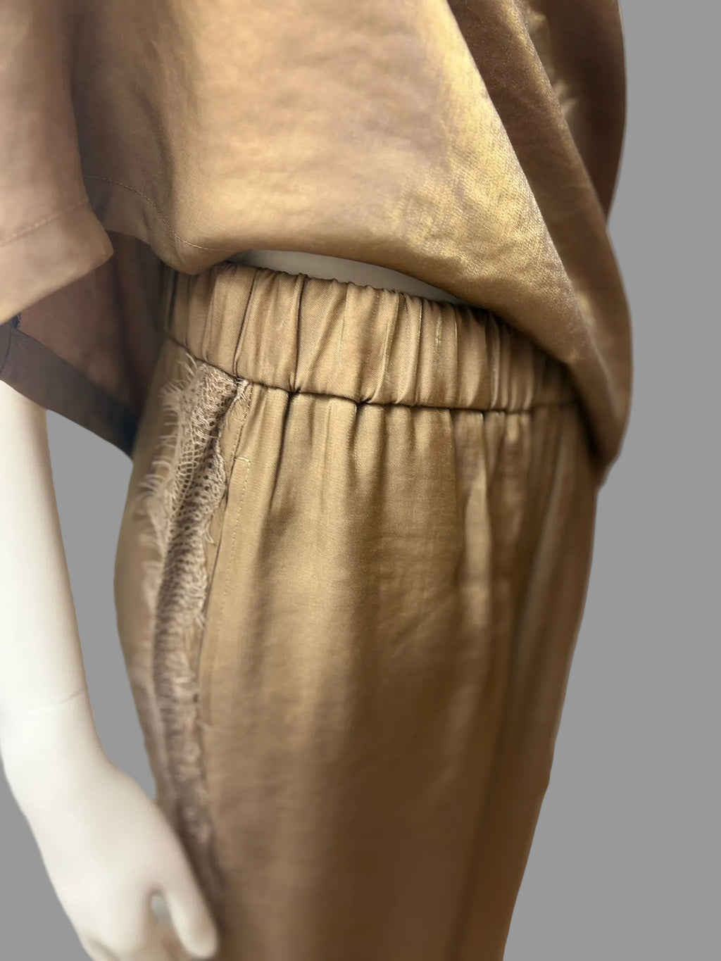 Zweiteiler – Hose & Shirt in Metallic-Kupfer