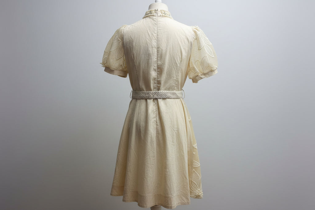 Kleid mit Perlenkragen und grober Spitze